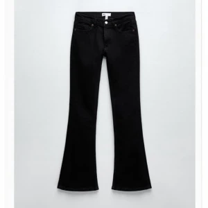 Jeans low rise flare  - Köpta från zara 💗 De har fått lite lite missfärgning i tvätten men det finns medel man kan lägga på för att fixa detta. Kom privat för bilder 🥰