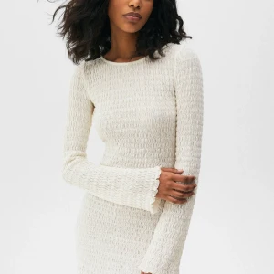 Vit klänning  - Säljer denna fina klänning från pull and bear. Endast använd 1 gång så i väldigt fint skick! 