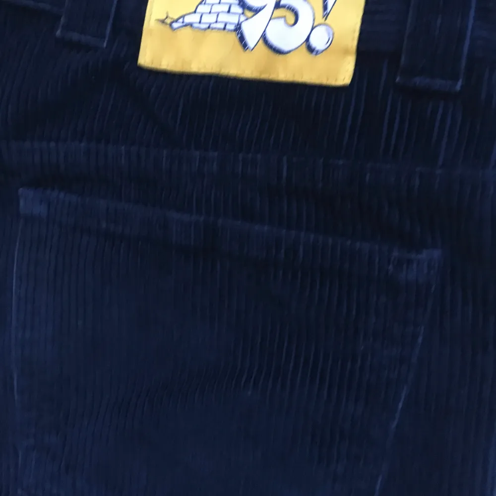 Polar 93 byxor i manchester. Använda men i gott skick. För en mera loose fit.  Populär skatebyxa. Blå i färgen :). Jeans & Byxor.
