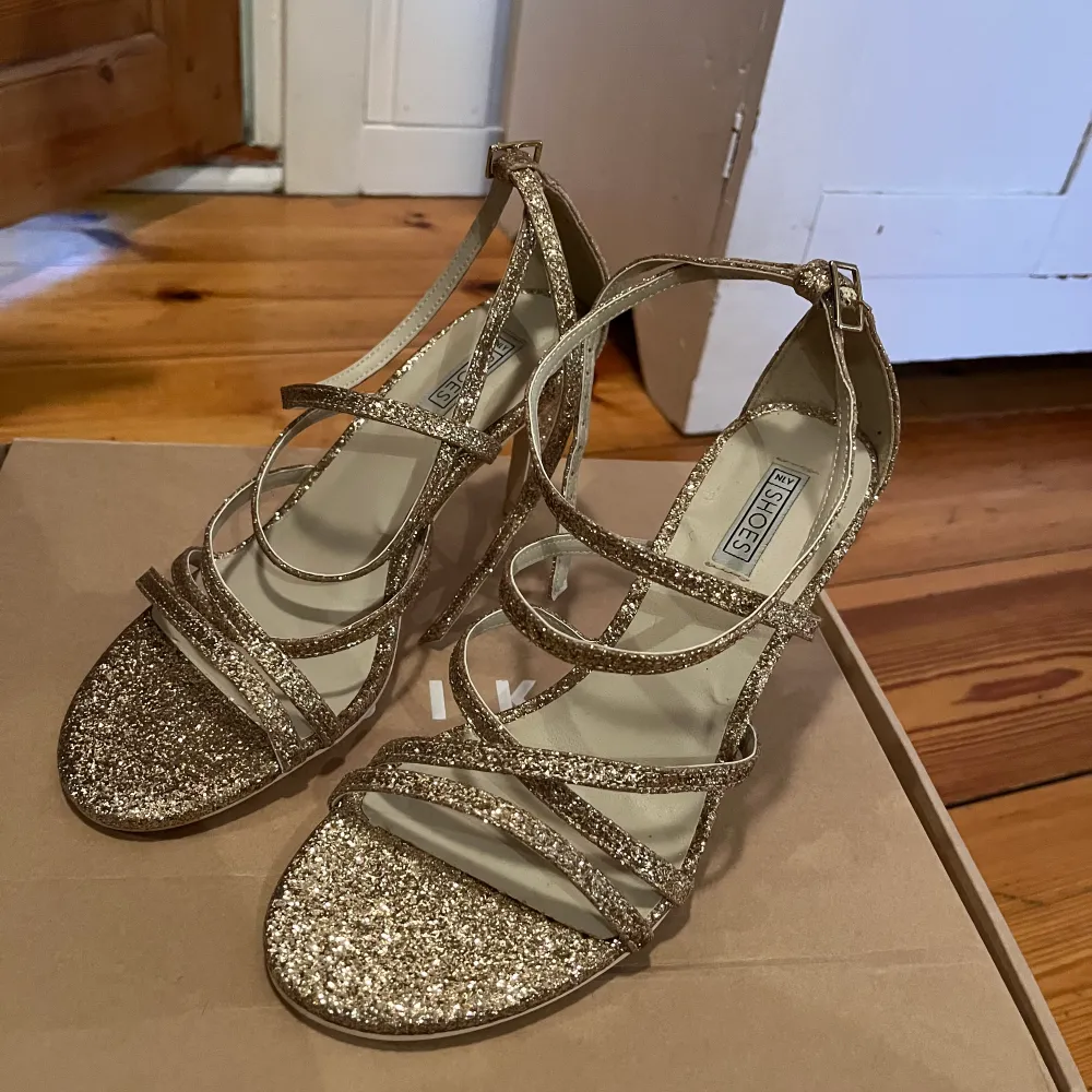Säljer mina balskor som aldrig kom till användning… skorna är ifrån Nelly och är i storlek 37! Nyskick då som inte är använda😃 skorna är guldglittriga och super festliga, dom passar jättebra till nyårsfesten, bal och sommar!. Skor.