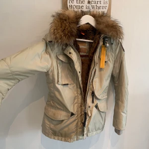 Vinterjacka Parajumper - Säljer min äkta Parajumper jacka i modellen Doris, då jag köpt en ny för vintern☺️ Storlek Xs men passar en S (som vanligt) Nypris:8999kr  Djur och rökfritt