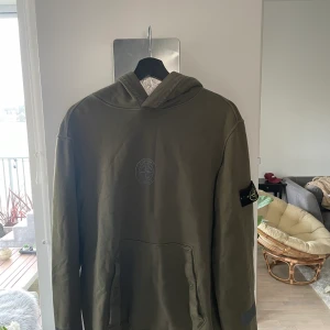 Supreme Stone Island Hoodie - Supreme Stone Island Hoodie köpt förra året men säljer då jag inte använder den, den är i nyskick. Har inge kvitto eller påse då jag köpte den av en kompis därav priset. Skriv till min Instagram: olivertael_  Priset på StocKX är 795 $