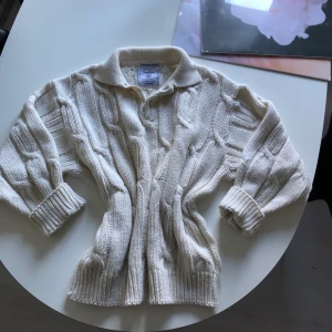 Stickad sweater  - Säljer denna supermysiga vintage stickade tröjan, väldigt tjock och varm. Passar från M-XL beroende på hur man vill att den ska sitta. 