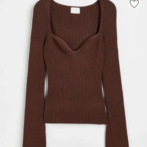 Stickad brun topp från H&M  - Stickad brun topp från H&M. Brun. Ribbad och stretchigt topp✨