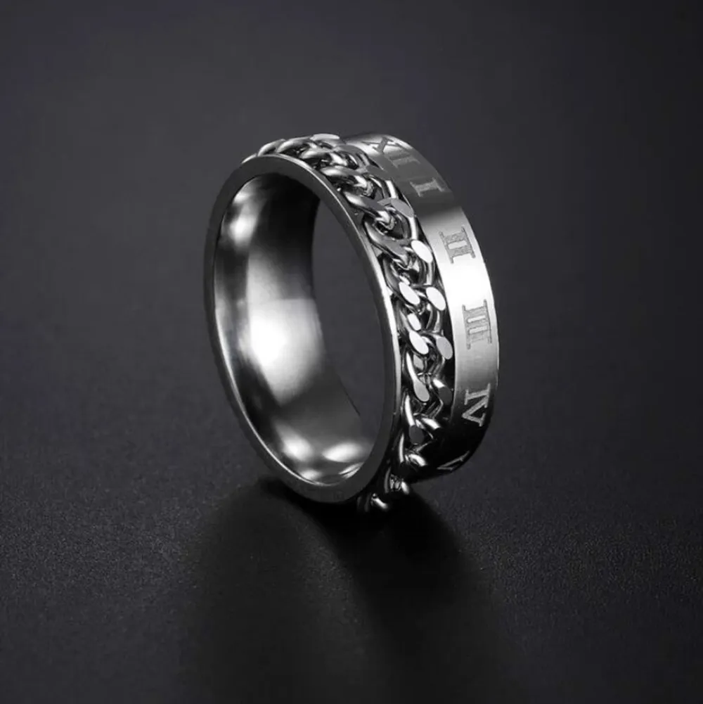 ❤️Detta ringen är i silver och rostfritt stål. Kedjan på ringen går också att snurra på. OPS! finns också i färgen svart  Storlek: 1.9 diamanter. Accessoarer.