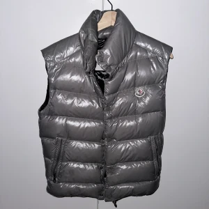 Moncler Väst - Hej, säljer nu min Moncler Tib väst i storlek 3, väldigt bra skick! 