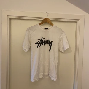 STUSSY T-SHIRT - T-shirt från Stussy.