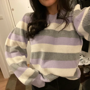 Randig stickad tröja - Säljer en super söt stickad tröja, randig & flerfärgad. Använd 1-2 gånger så som nyskick. Köpt från BYIC (en dansk sida).  Storlek XS men skulle säga att den passar s/m också beroende på hur man vill att passformen ska vara! Möts upp och fraktar💘