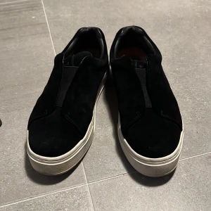 Eytys Skor - Eytys skor  Skick 10/10 Använda 1,2 gånger lika bra kvalitet som nypris (2000kr) Köpte för liten storlek på skorna så säljer därför.