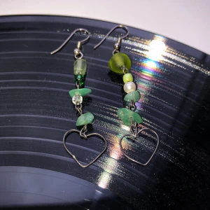 Jade hjärta örhängen  - Egentillverkade örhängen av Jade med små hjärtan i slutet av dom :) kostar 40kr plus 13kr frakt! 
