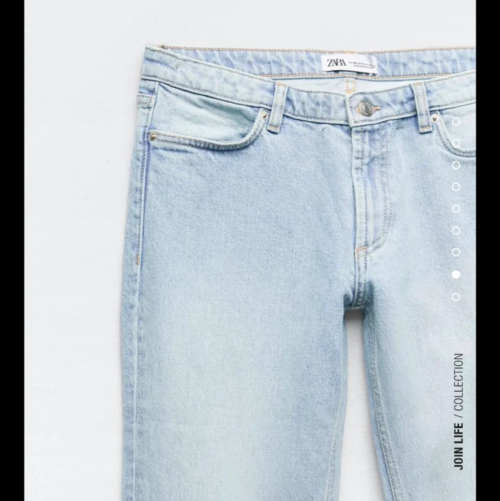 Säljer dessa populära ”Flare low rise” Jeansen ifrån zara. Köpt i 42 sitter bra på mig som vanligt vis har 38/40. Säljer då jag tvättat de och de har krympt i midjan så skulle säga att den mera är en 38. Har sytt upp de passar mig som är 160 skriv privat❤️‍🩹. Jeans & Byxor.