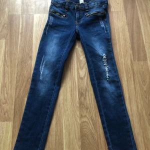 Säljer mina jeans  - Jag säljer mina jeans som är i storlek 134. Jag säljer dem för jag aldrig har använt dem.