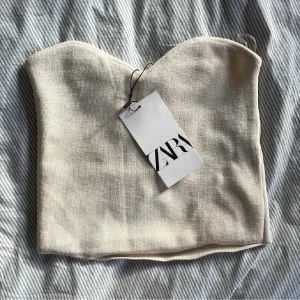 Bandeau topp - Lägger ut igen pga oseriösa köprare…Superfin topp från Zara med lappar kvar 💞 Finns inte att köpa längre! Storlek M men passar även mindre storlekar 💖FÖRST TILL KVARN