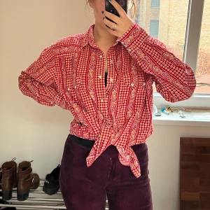 70s skjorta - Säljer denna fina 70 tals inspirerande skjorta. Skjortan är i nysick.Skjortan är mäns storlek L men ser jätte fint ut som oversized❤️