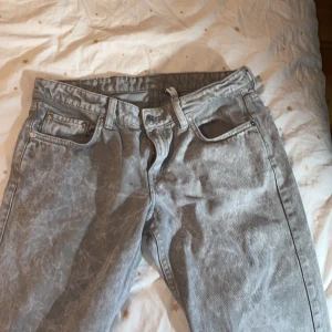 Weekday jeans - Hej säljer nu mina gråa weekday jeans då jag köpte fel storlek dom har inga konstigheter och har använts 1 gång när jag testa dom hemma och har ingen användning för dom. Bilderna är lite fåliga då min kamera inte är så bra om ni har frågor kom privat