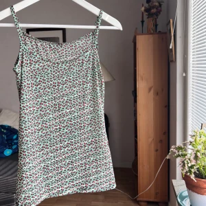 Tezenis linne - Sååå skönt linne från Tezenis i storlek S. Väldigt stretchig och tunn i materialet. 💕