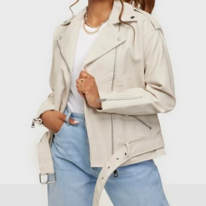 Skinnjacka - Beige skinnjacka (inte äkte skinn). Använd max 5 ggr, säljes då den inte kommer till användning. Strl 40