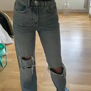 Gina tricot storsäljande 90s high waist jeans i fint skick! 