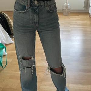 Gina tricot 90s high waist jeans - Gina tricot storsäljande 90s high waist jeans i fint skick! 