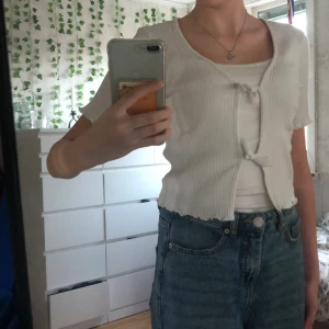 Ribbad kofta strkl 158/164 - Hej jag säljer denna vita ribbade koftan ifrån Lindex. Den är i nyskick och använts ett få tal gånger. Den är i strlk 158/164 barn och inget fel på den. Pris kan diskuteras🫶🏻💗 (TRYCK EJ PÅ KÖP NU)