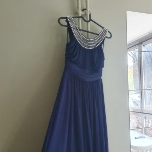 Balklänning Åsa Design - Lång balklänning med pärlband i urringningen. Skräddarsydd från Åsa Design i Strömstad, nypris 3400kr. Använd 1 gång. Dragkedja i ryggen, passar XS/S eller M med liten byst. Perfekt för vinterbal/uppklädd julfest!