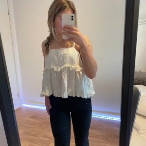 Vit topp - Vit topp köpt från shein. Storlek S. Justerbara band. Köparen står för frakten🤍