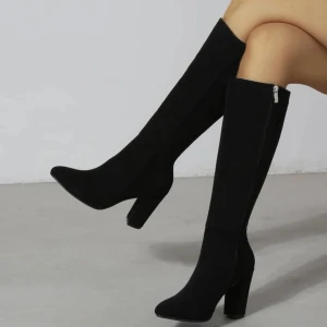 Svarta stövlar storlek 39 - Höga klacka stövlar storlek 39. Använd de två gånger.