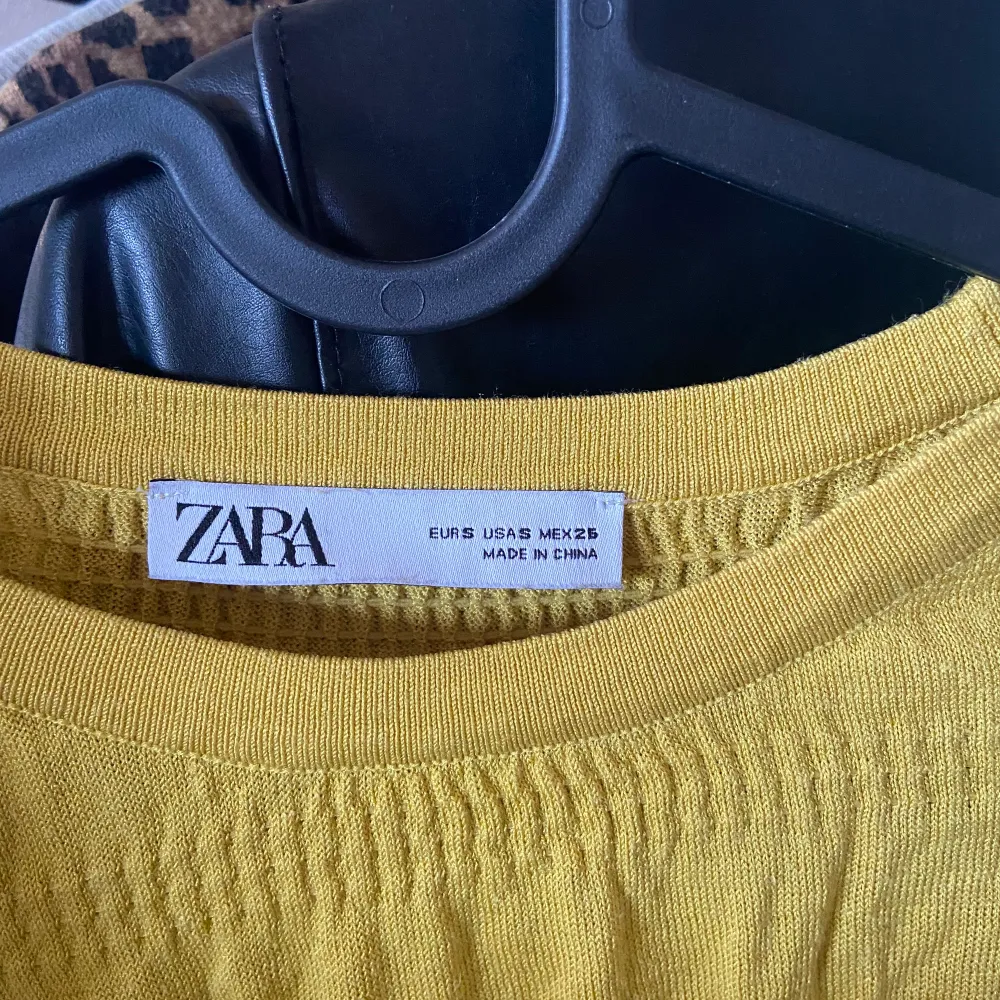 Gul tröja från Zara, köpt på Sellpy. Fint skick, det endast lite urtvättad. Strl. S!  Du står för frakten! Kan hämtas i Örebro . T-shirts.