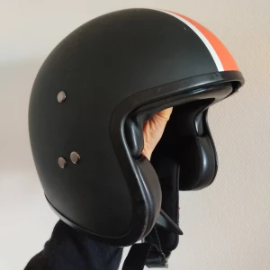 Retro MC-/moppehjälm - MC-/moppehjälm i retro stil! Har använts ett fåtal gånger, tecken på användning finns (se bild 3) men skicket är i övrigt bra. Extra visir medföljer, men finns även ett inbyggt. Fler bilder finns & pris går att diskutera!