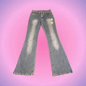 Lågmidjade jeans med detaljer - Så söta Lågmidjade jeans med blomdetaljer på🌸🍄🌻 Måste tyvärr sälja då de är för små för mig och går inte att knäppa:( Så fina och i bra skick! Står strlk M i och midjemått är ca 34cm  tvärs över o innerbenslängd är 80cm💖Skriv privat vid intresse o frågor😊
