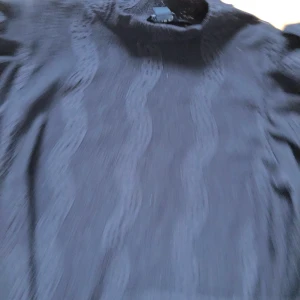 Tröja - Svart tröja från monki. Frakt tillkommer på 35kr!