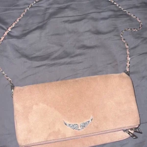 Zadig väska - Superfin zadig väska i rosa💕 lite skadad därav priset på den😊går att fixa med mockalotion!