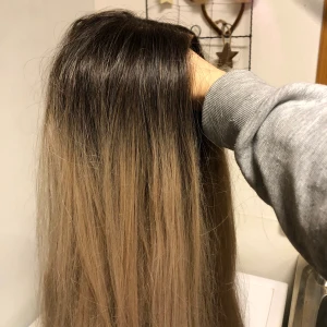 Peruk nästan NY - Jätte fint skick ! Använts under 2 korta perioder bara så den är som ny!  Skickar med en träborste och skickar håret i ett hårnät och packar ordentligt 