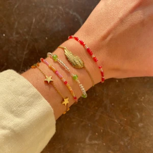Armband  - Vi är ett UF företag från PA Fogelström som säljer handgjorda armband gjorda av återanvända pärlor. Vi kommer erbjuda 3 olika modeller som du kan hitta på våran sida eller på våran Instagram @glasbruk.uf. Alla armband kommer säljas för 49kr +frakt (13kr)💘