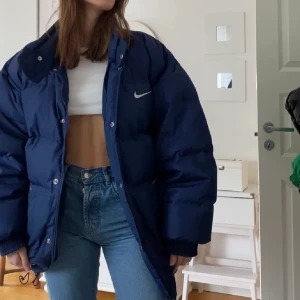 Nike dunjacka / Vinterjacka - Säljer vidare dunjackan jag köpte i vintras på plick. Då den är i samma skick använder jag hennes bilder (hon är storlek S som referens). Jackan är i fint skick. Den är i storlek xl, men funkar för mindre storlekar oversized som på bild. Tar bud från 700