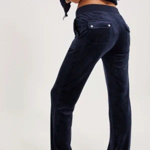 Juicy byxor - Säljer mina juicy byxor i storlek S, då de inte kommer till använding längre! Sparsamt använda, två defekter på andra bilden, där de två metall bitarna runt har gått av! Därav priset💓 De är även i de andra materialet, köpta från Nelly! Skriv för egen bild