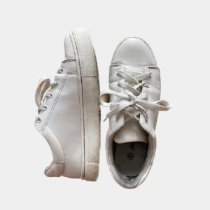 Vita sneakers - Vita skor från Monki i strl 36 o fakeläder 💌 Bilderna beskriver skicket. Fraktas spårbart för 66 kr!  