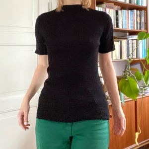 Vintage t-shirt med hög krage - Köpt second hand, jag tycker den sitter väldigt fint så har ej bestämt mig än om jag ska sälja. Tröjan har hög krage och är lång med en slits på sidan som tyvärr inte syns på bild. Ribbad. Sitter snyggt mot kroppen. Är i strl Xs men passar S och säkert M