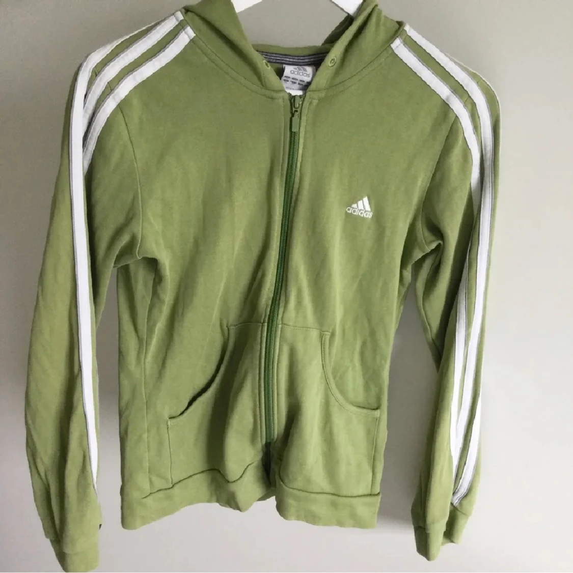 Grön adidas-hoodie