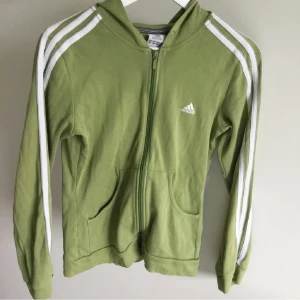 Grön adidas-hoodie - 💚BUDA VIA BUDGIVNINGSFUNKTIONEN TACK :)💚Megasnygg unik adidashoodie köpt på Plick men bara använd en gång sen dess så fortfarande i fint skick!    