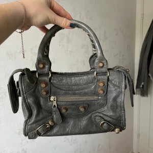 Balenciaga liknande väska - Sååå fin balenciaga liknande väska!!! Har tappat några nitar som man ser på bilderna men de e ingenting som stör väskans funktion🥰🥰