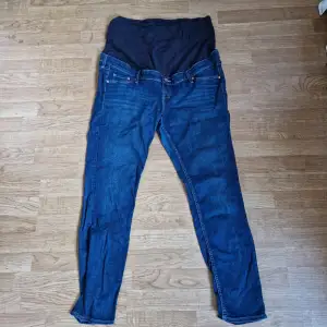 Jeans för gravid, storlek 48. Slim, med mjukt tyg över magen.