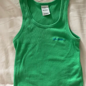 Grönt linne - Säljer mitt jätte gulliga Urban outfitters linne som jag köpte förra året, har inte använt så speciellt mycket! Nypris 250kr  