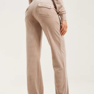 Juicy couture byxor - Beiga juicy couture byxor, nyligen köpta så använda max 3 gånger.💞nypris 1099 kr💞