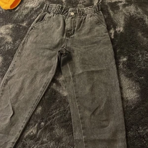 Jeans i färgen grå-svart - Skit coola och snygga jeans i färgen grå-svart Storlek 9-10