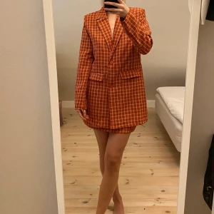 Kavaj + kjol set  - Rödorange snygg kavaj från Heartbreak med matchande kjol! Aldrig använd. Har fickor. Jag är 172 :)