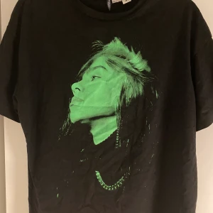Billie Eilish t-shirt - Gillar verkligen denna men säljer den då den nästan aldrig kommit till användning. Har inte rört den på flera år utan hittade den nu när jag rensade min garderob. 