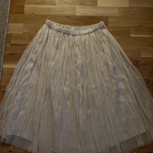 Kjol - Kjol från H&M i strl M Ej använd  Frakt tillkommer på 59kr annars kan den hämtas i nacka 😊