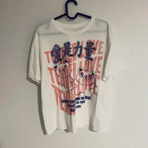 Japansk T-shirt med tryck. Fint och luftigt material. Storlek Small.