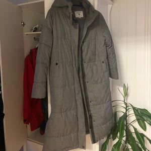 Vinterjacka  - Säljer min vinterjacka från förra året. Köpt på Sportshoppen för ca 1000 kr (minns inte exakt pris). Säljer endast pga ska köpa en likadan i annan färg. Supervarm och go!  Fläcken som syns på första bilden är borta då jackan är tvättad ☺️